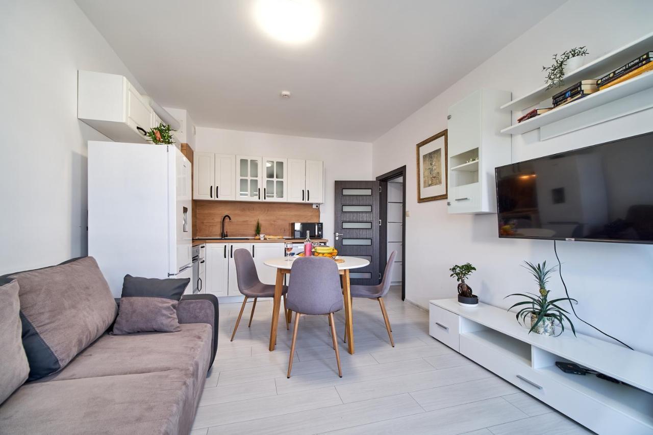 Cozy Apartment With Balcony On The Black Sea- Part Of The Family 'Vicki Apart Varna Bagian luar foto