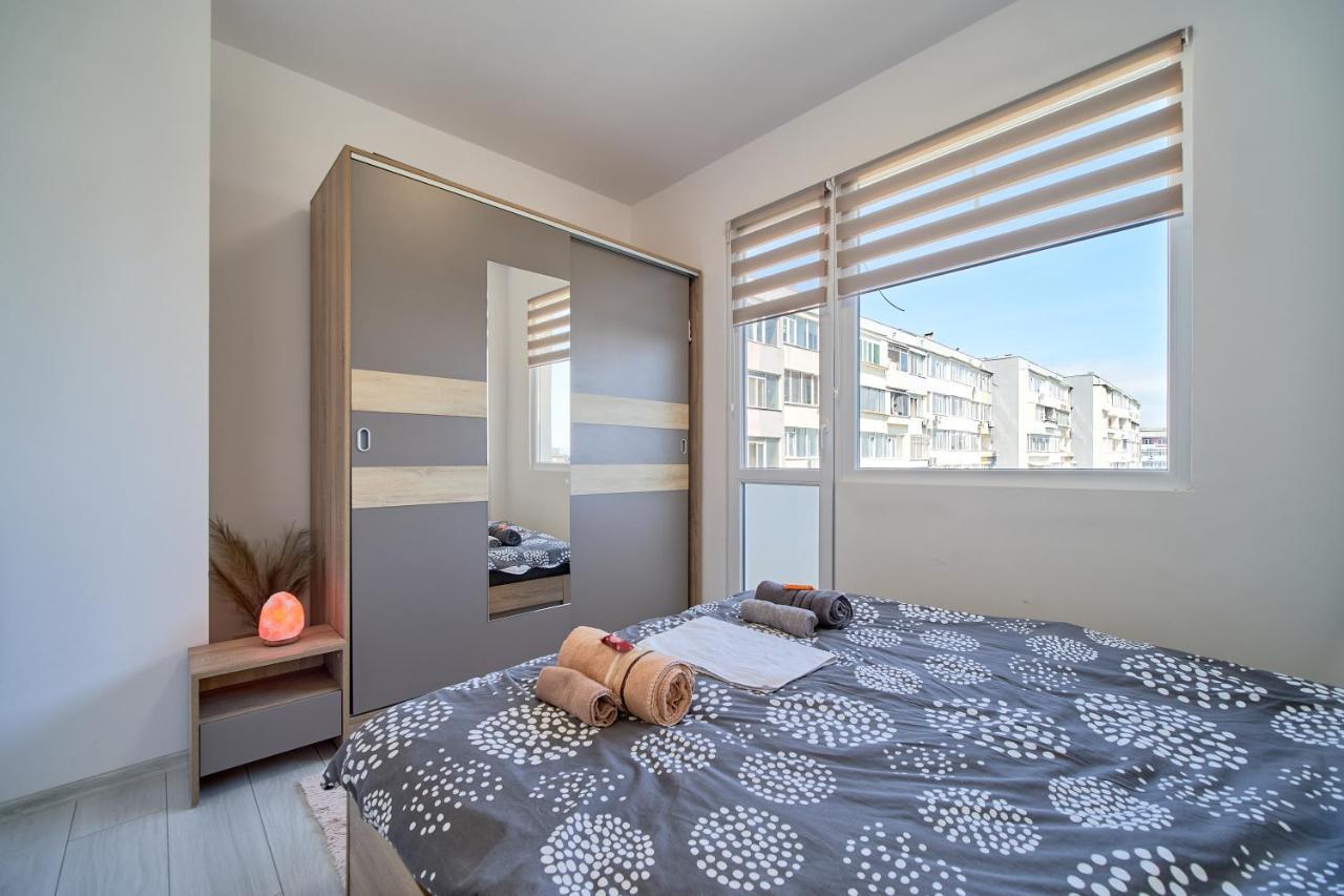 Cozy Apartment With Balcony On The Black Sea- Part Of The Family 'Vicki Apart Varna Bagian luar foto