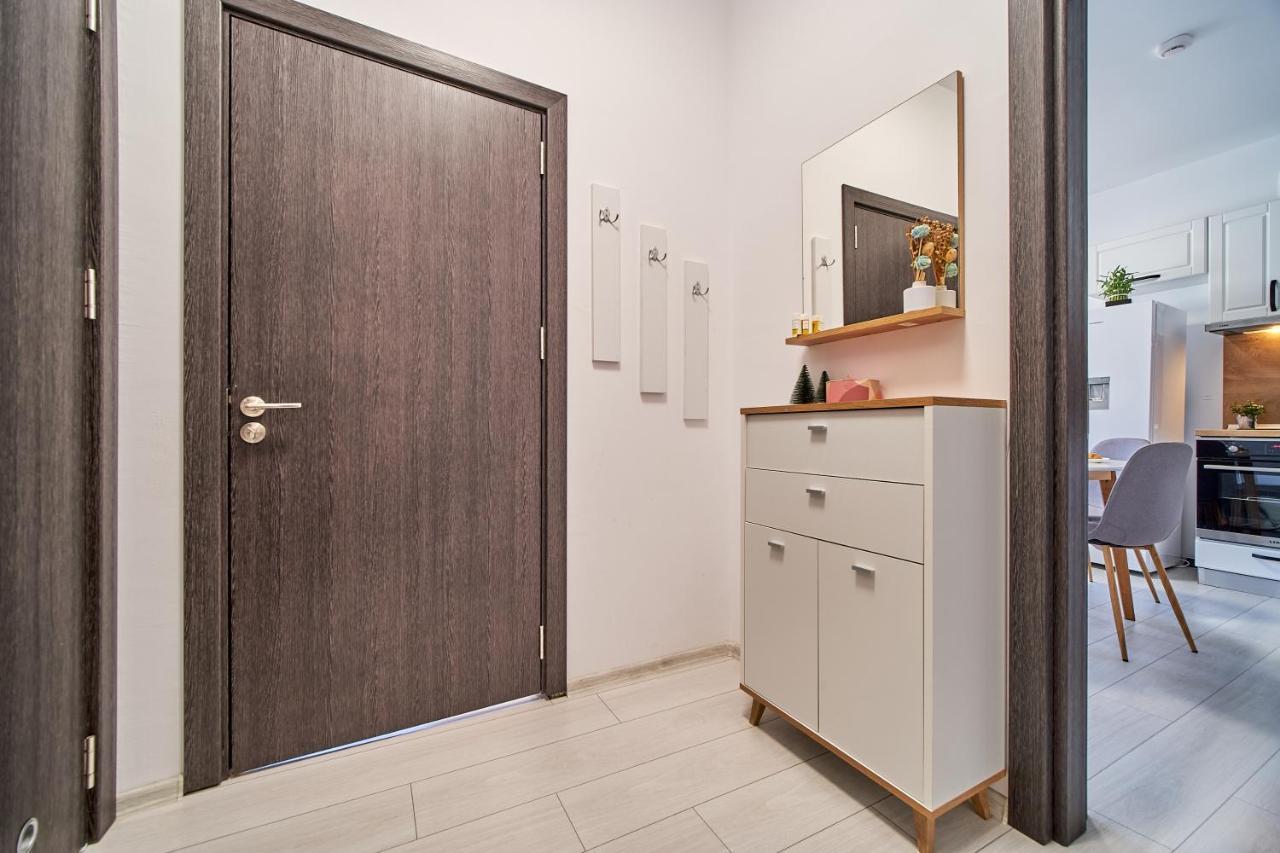 Cozy Apartment With Balcony On The Black Sea- Part Of The Family 'Vicki Apart Varna Bagian luar foto